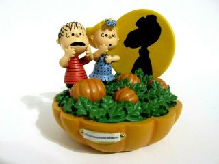 Snoopy Peanuts Charlie Brown Hawthorne Village Halloween Great Pumpkin Figurine