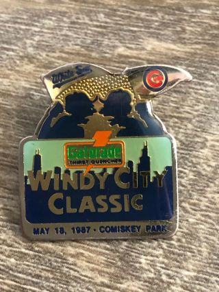 1989 Gatorade Windy City Classic Chicago White Sox Cubs Baseball Lapel Pin