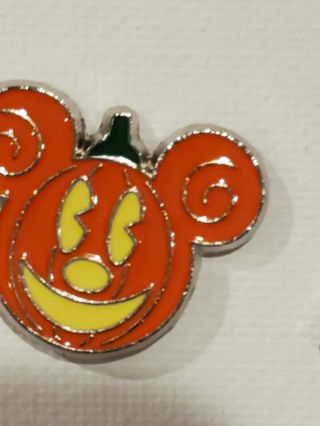 Walt Disney Minnie Mouse Smiling Pumpkin Head Icon Jr Trading Pin