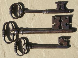 18th Century Large French Wrought Iron Keys With Fine Bows