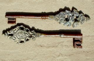 2 rare 18/19th century French wrought iron keys with decorative lead bows 3