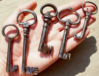 15 mostly 17th century British and French wrought iron keys 3