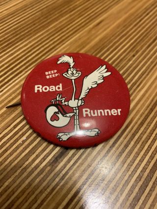 Vintage 1968 Warner Brothers Road Runner Button Pin Badge Racing Helmet