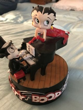 Betty Boop Music Box,  Plays Pretty Girl Is Like A Melody