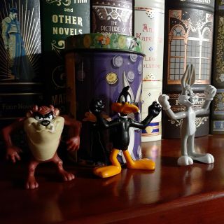 Vintage 1998 Warner Bros Looney Tunes Tin Bank & Toys Set (bugs,  Taz,  & Daffy)