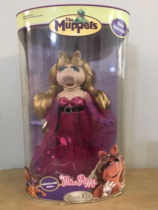 Muppets Miss Piggy 12” Porcelain Doll 2006 Brass Key 25th Anniversary
