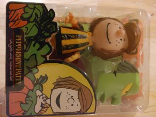 it ' s a Great Pumpkin Charlie Brown Peppermint Patti Doll With Green Mask 2