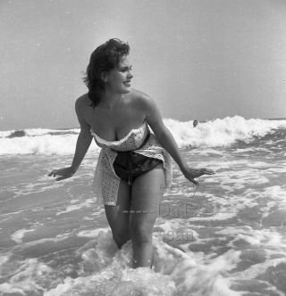 1950s Negative - Sexy Pinup Girl In Swimsuit At The Beach - Cheesecake T273557
