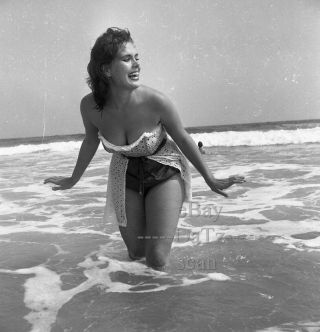 1950s Negative - Sexy Pinup Girl In Swimsuit At The Beach - Cheesecake T273556