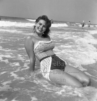 1950s Negative - Sexy Pinup Girl In Swimsuit At Beach - Cheesecake T273560