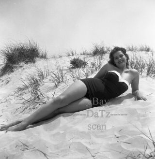 1950s Negative - Sexy Pinup Girl In Swimsuit At The Beach - Cheesecake T271957