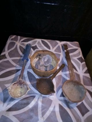 Set Of Vintage Cast Iron Melting Pot Cauldron And 3 Ladle Lead Metal Smelting