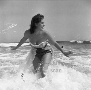 1950s Negative - Sexy Pinup Girl In Swimsuit At The Beach - Cheesecake T273558