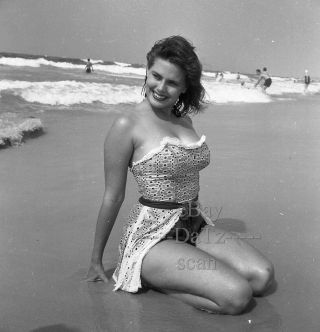 1950s Negative - Sexy Pinup Girl In Swimsuit At Beach - Cheesecake T273559