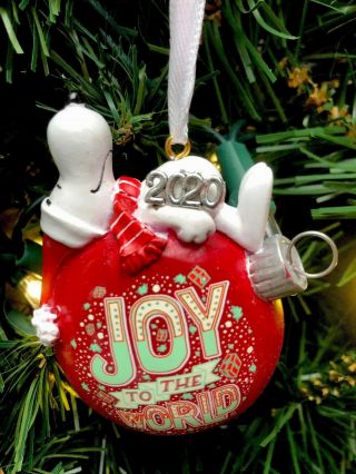 2020 Snoopy Peanuts Sleeping Doghouse Christmas Tree Ornament