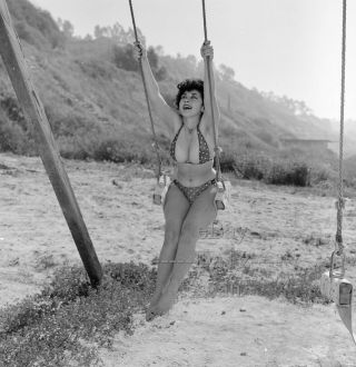 1950s Negative - Busty Pinup Girl Gigi Frost In Sexy Bikini At The Beach T273097