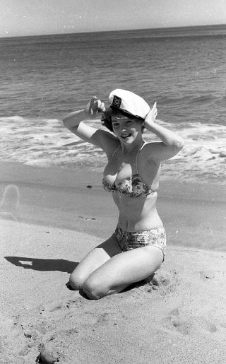 1950s Negative,  Sexy Pin - Up Girl Beatrice Stevens In Bikini At The Beach T416843
