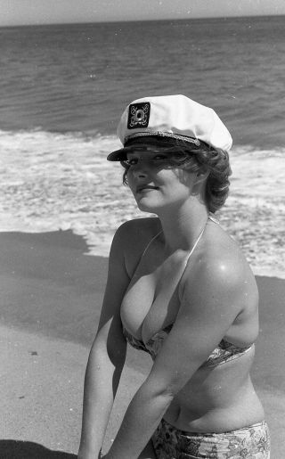 1950s Negative,  Sexy Pin - Up Girl Beatrice Stevens In Bikini At The Beach T416845