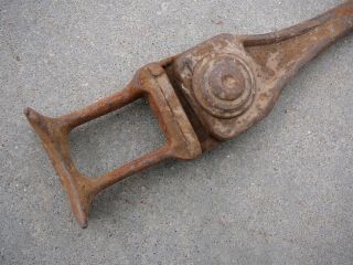 BROWN FENCE COMPANY - ANTIQUE CAST IRON BARBED WIRE FENCE STRETCHER FARM TOOL GD 2