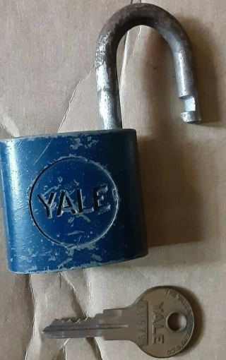 VINTAGE RARE YALE PADLOCK W/ KEY - BLUE - MADE FOR INSIGNIA - COLLECTIBLE LOCK 2