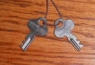 Vintage Sampsonite Schwayder Bros 2 Keys Denver Detroit with Leather String 2
