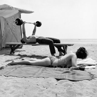 1950s Negative - Busty Pinup Girl Gigi Frost With Bodybuilder At Beach T274072