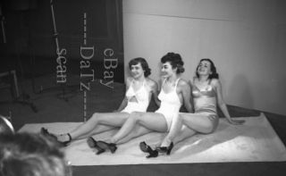 1940s Negative - Sexy Brunette Pinup Girls In Swimsuits - Cheesecake T273502