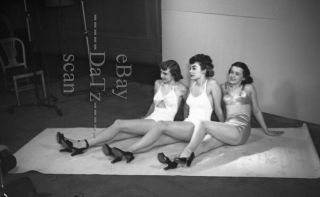1940s Negative - Sexy Brunette Pinup Girls In Swimsuits - Cheesecake T273501