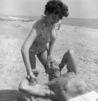 1950s Negative - Busty Pinup Girl Gigi Frost With Bodybuilder At The Beach T272118