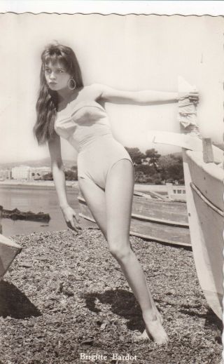 Brigitte Bardot - Hollywood Movie Star Pin - Up/cheesecake 1950s Postcard