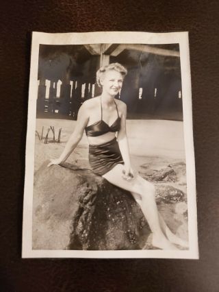 Vintage 1940s Photo Hottie In A Bathing Suit On The Beach Pinup