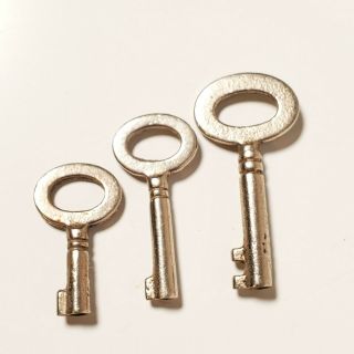 3 Small Vintage Open Barrel Skeleton Keys In A Variety Of Sizes 3