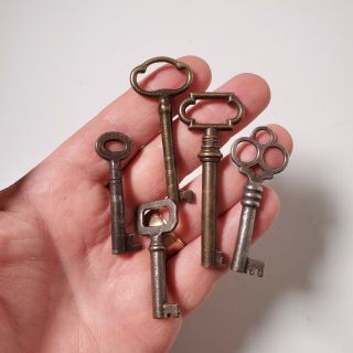 5 Vintage Open Barrel Skeleton Keys In A Variety Of Cuts And Sizes