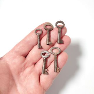 5 Small Vintage Old Rusty Open Barrel Skeleton Keys In A Variety Of Cuts
