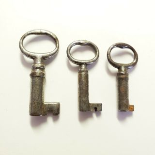 3 Vintage Old Small Open Barrel Skeleton Keys In A Variety Of Cuts And Aged