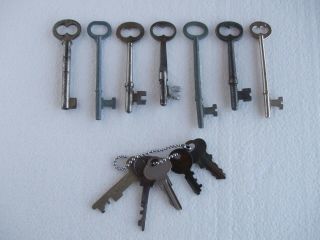 Assortment Of Seven Vintage Skeleton Keys And 5 Other Keys