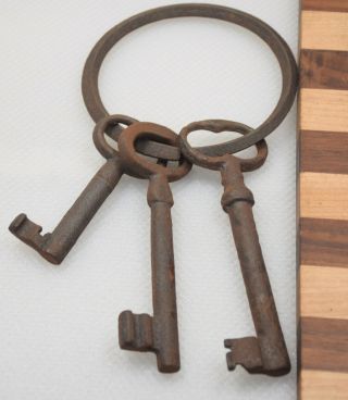 Vintage Set Of 3 Large Iron Skelton Keys W/ Ring (inv J645)