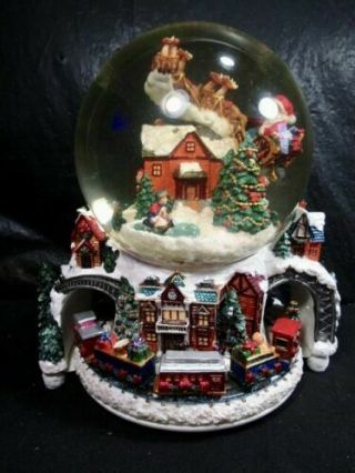Christopher Radko " Here Comes Santa Claus " Snow Globe
