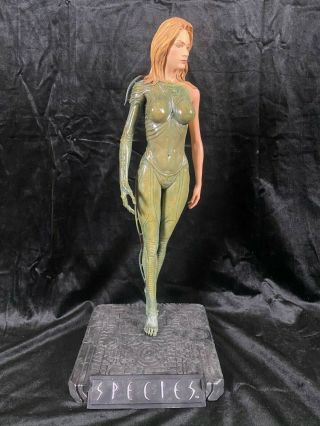 HOLLYWOOD COLLECTIBLES GROUP ALIENS H.  R GIGER GIG SPECIES 