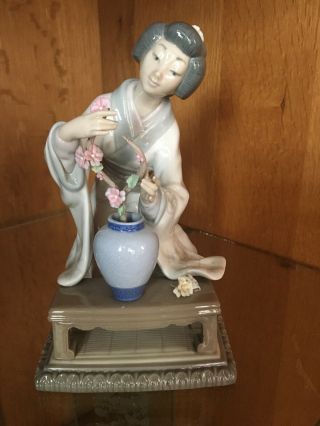Lladro Spain Matte Porcelain Figurine Oriental Geisha Arranging Flowers 4840