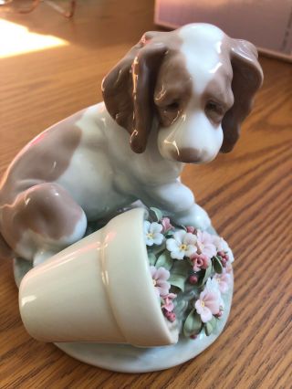 Lladro Figurine - 7672 - Dog With Flowers - With Box - Retired