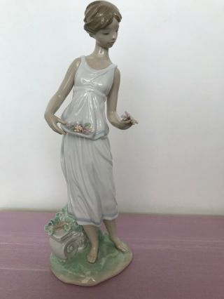 Lladro Privilege Flowers For A Goddess 07709 -
