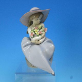 Lladro Porcelain Figurine 5862 - Fragrant Bouquet - Girl In Hat Holding Flowers