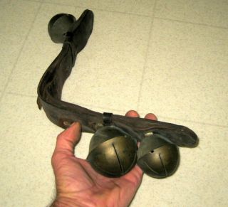 LARGE ANTIQUE BRASS SLEIGH BELLS ON LEATHER STRAP / COW BELL / PRIMITIVE 3