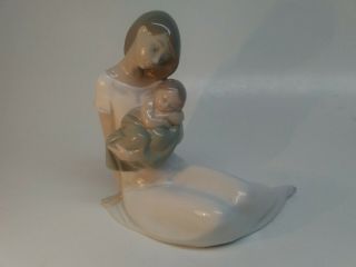 Nao By Lladro Figurine Mother Holding Baby " Light Of My Days " Handmade In Spain