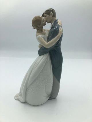 Nao By Lladro 1613 A Kiss Forever Love Bride & Groom Bridal Cake Topper