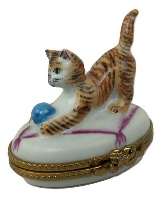 Vintage Limoges France Playful Cat Kitten Ball Peint Main Porcelain Trinket Box