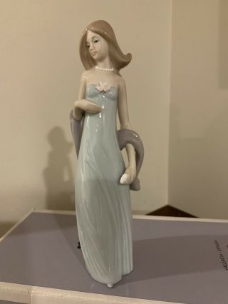 Lladro “vestido De Noche” Vintage Figurine.  05487