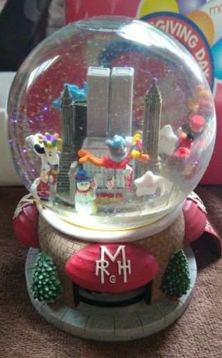 Macy ' s Thanksgiving Day Parade Musical Snow Globe Twin Towers Snoopy in orig Box 2