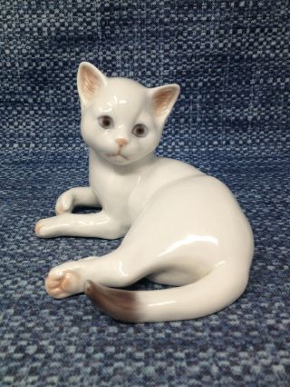 Royal Copenhagen White Cat Figurine 504 Denmark Gray Tip Of Tail 4.  5 " Euc